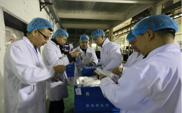 黨員帶頭赴一線 助力春節(jié)保生產(chǎn)—花花牛別樣“生產(chǎn)突擊隊(duì)”助力車(chē)間生產(chǎn) 黨員帶頭赴一線 助力春節(jié)保生產(chǎn)—花花牛別樣“生產(chǎn)突擊隊(duì)”助力車(chē)間生產(chǎn)