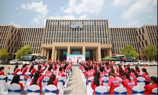 做白色的牛奶，創(chuàng)紅色的企業(yè)，花花牛乳業(yè)集團(tuán)青春歌會慶祝建黨100周年