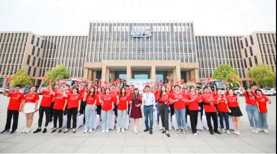 做白色的牛奶，創(chuàng)紅色的企業(yè)，花花牛乳業(yè)集團(tuán)青春歌會慶祝建黨100周年