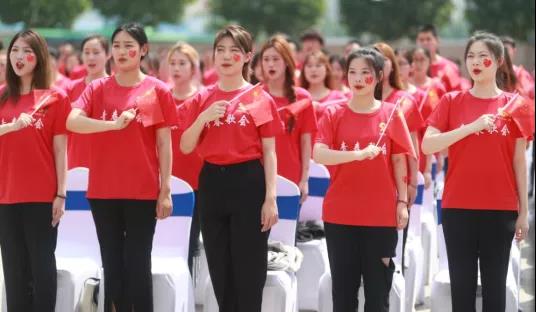 做白色的牛奶，創(chuàng)紅色的企業(yè)，花花牛乳業(yè)集團(tuán)青春歌會慶祝建黨100周年