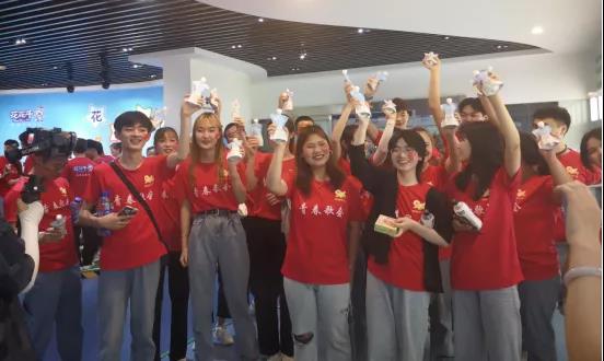 做白色的牛奶，創(chuàng)紅色的企業(yè)，花花牛乳業(yè)集團(tuán)青春歌會慶祝建黨100周年