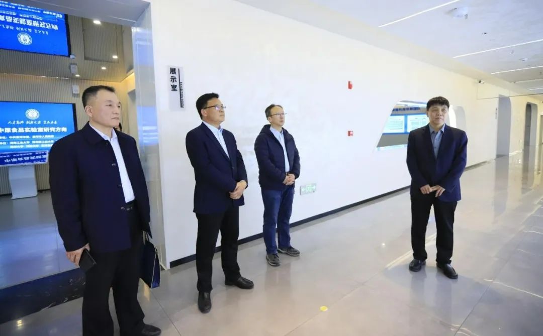 花花牛乳業(yè)集團(tuán)黨委書記、董事長唐洪峰一行赴中原食品實(shí)驗(yàn)室同中國工程院院士、中原食品實(shí)驗(yàn)室主任任發(fā)政座談交流