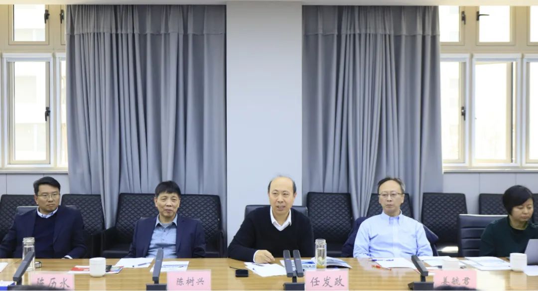 花花牛乳業(yè)集團(tuán)黨委書記、董事長唐洪峰一行赴中原食品實(shí)驗(yàn)室同中國工程院院士、中原食品實(shí)驗(yàn)室主任任發(fā)政座談交流