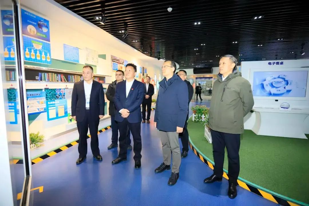 省政府國資委黨委書記、主任李濤一行到花花牛乳業(yè)集團調(diào)研