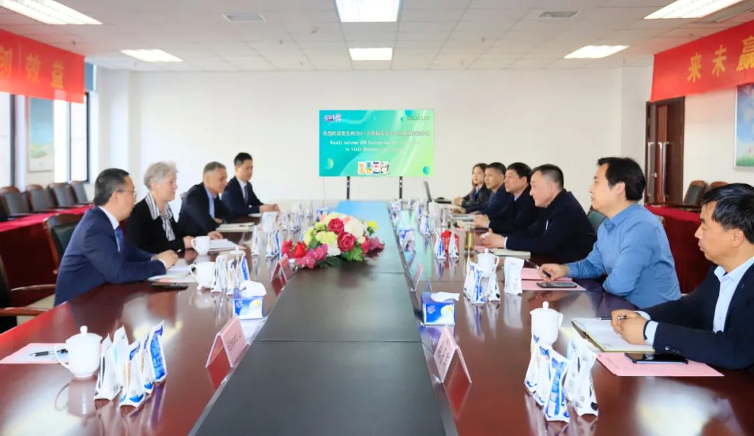 深化合作交流 互信共贏發(fā)展丨瑞典愛克林公司首席執(zhí)行官 Ms.Marie Samuelsson 一行蒞臨花花牛乳業(yè)集團(tuán)參觀座談 深化合作交流 互信共贏發(fā)展丨瑞典愛克林公司首席執(zhí)行官 Ms.Marie Samuelsson 一行蒞臨花花牛乳業(yè)集團(tuán)參觀座談