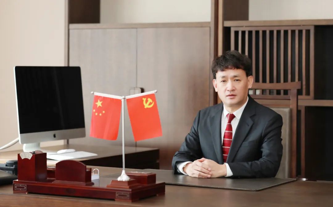 雙雙獲獎(jiǎng) 喜事連連｜ 花花牛乳業(yè)集團(tuán)榮獲“河南省知名品牌”獎(jiǎng)，董事長(zhǎng)關(guān)曉彥榮膺“2022年度品牌人物”