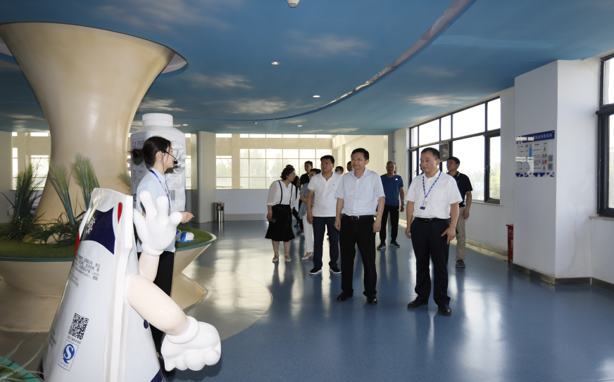 快訊|鄭州市二七區(qū)委副書記、區(qū)長虎榮鑫蒞臨河南花花牛乳業(yè)集團調(diào)研