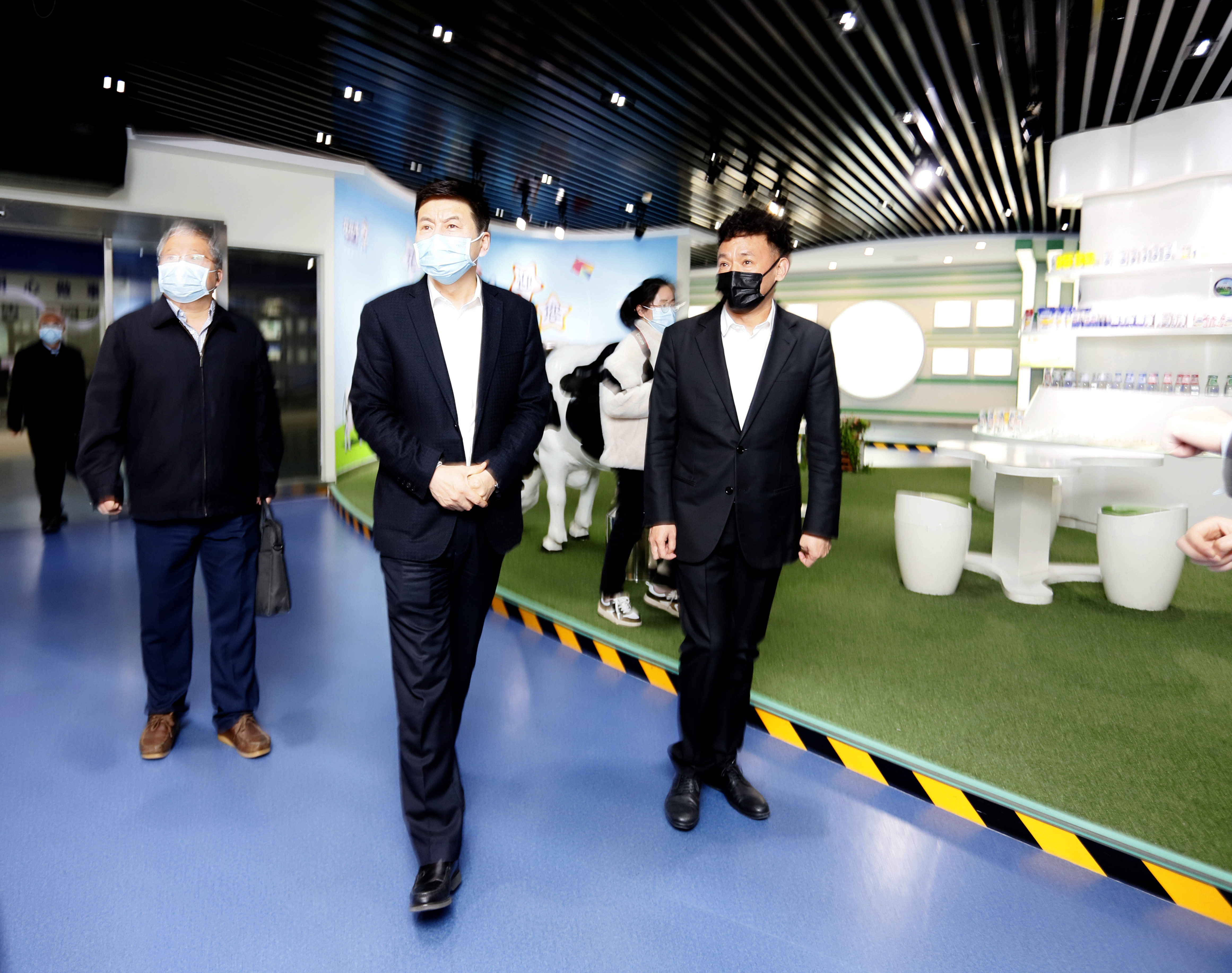 河南省委常委、副省長(zhǎng)費(fèi)東斌蒞臨 花花牛乳業(yè)集團(tuán)調(diào)研