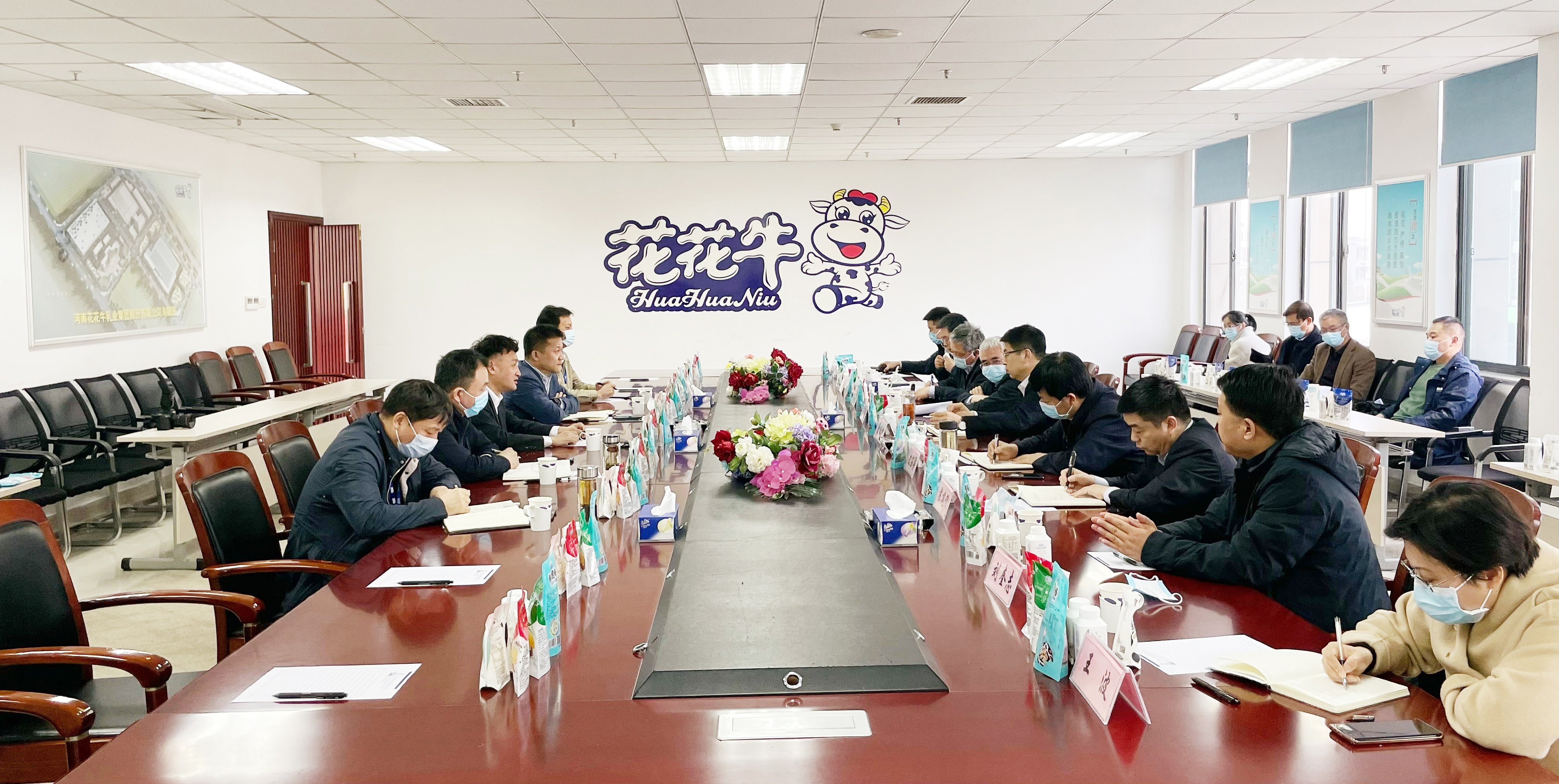 河南省委常委、副省長(zhǎng)費(fèi)東斌蒞臨 花花牛乳業(yè)集團(tuán)調(diào)研