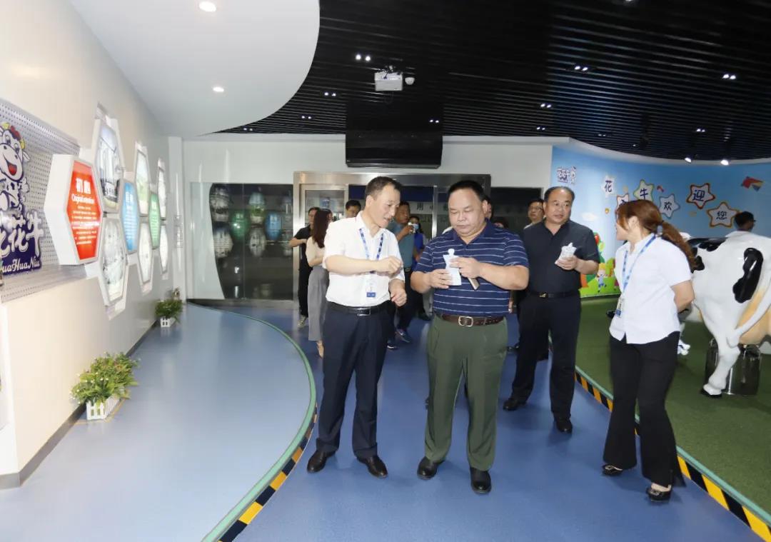 快訊 | 河南省人民政府食品安全委員會辦公室第三批食品安全示范區(qū)驗收組領(lǐng)導(dǎo)蒞臨花花牛乳業(yè)集團(tuán)驗收食品安全示范區(qū)建設(shè)情況 快訊 | 河南省人民政府食品安全委員會辦公室第三批食品安全示范區(qū)驗收組領(lǐng)導(dǎo)蒞臨花花牛乳業(yè)集團(tuán)驗收食品安全示范區(qū)建設(shè)情況