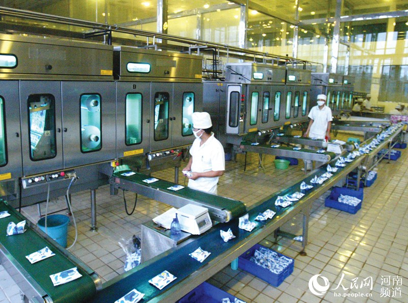 河南第一瓶消毒牛奶:從“奢侈品”到日常飲品 河南第一瓶消毒牛奶:從“奢侈品”到日常飲品