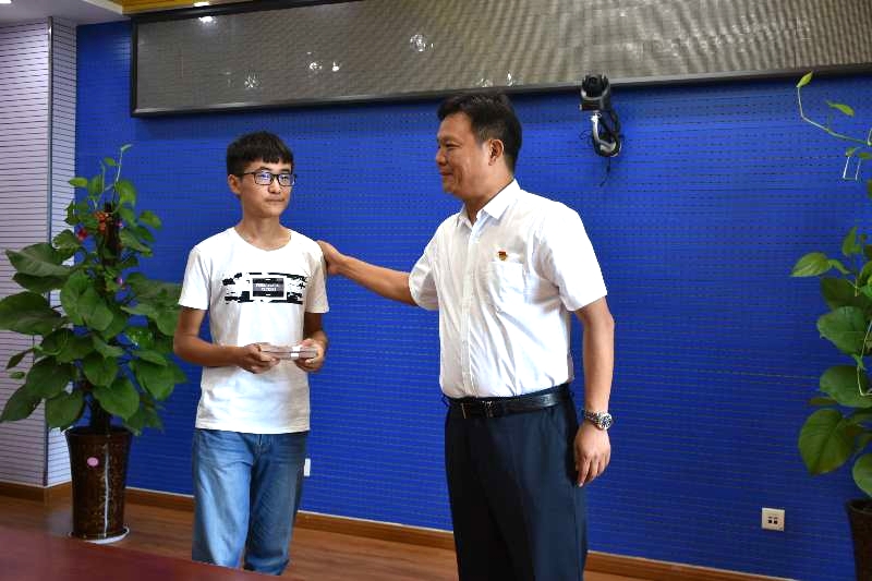 花花牛濟(jì)困解難，助力學(xué)子圓夢香江