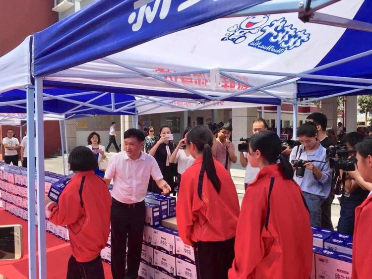 “健康中原，牛奶伴您行——花花牛乳業(yè)集團2018中國小康牛奶行動” 公益助學啟動儀式隆重舉行