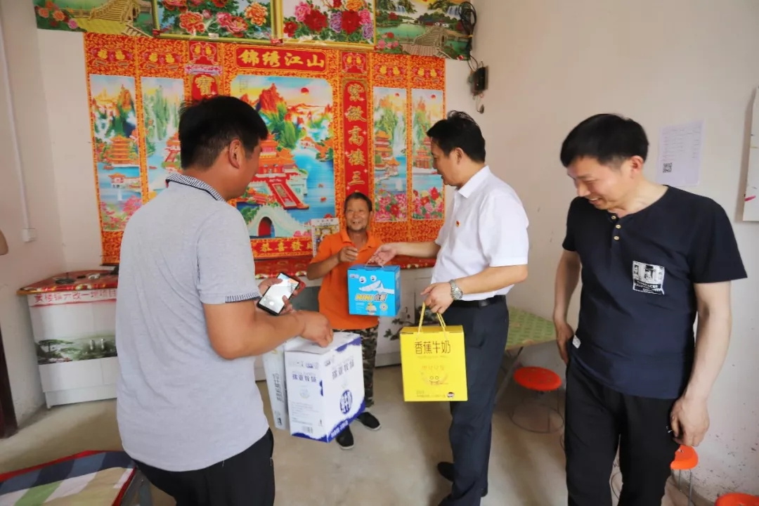 花花牛乳業(yè)集團(tuán)走訪慰問貧困戶 結(jié)對幫扶暖人心