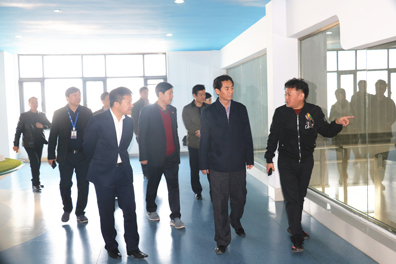 封丘縣縣長王獻(xiàn)臣一行蒞臨 花花牛集團(tuán)養(yǎng)殖、乳品事業(yè)部參觀調(diào)研