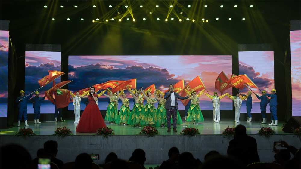 “不忘初心、聚力前行” 花花牛集團(tuán)2018迎新春聯(lián)歡會(huì)隆重舉行