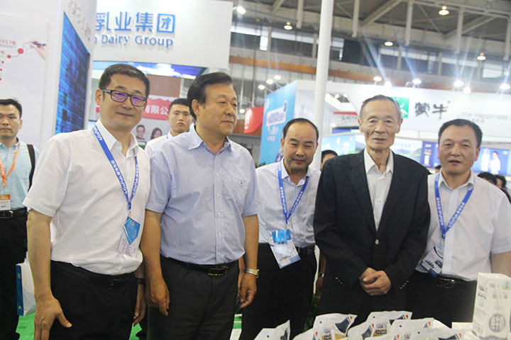 花花牛亮相第八屆中國奶業(yè)大會，又獲農(nóng)業(yè)部長一聲贊！
