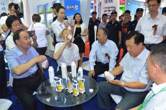 花花牛牛氣沖天！農(nóng)業(yè)部長品嘗“領暢”點贊，又獲國際奶業(yè)平臺青睞