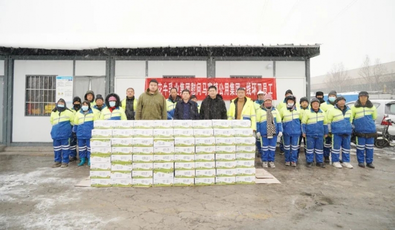 慰問(wèn)一線(xiàn)環(huán)衛(wèi)工，禮贈(zèng)新鮮花花牛