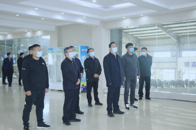 河南省人大常委會黨組書記、副主任孔昌生蒞臨花花牛魯山瑞亞牧場參觀調(diào)研