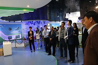 鄭州市二七區(qū)區(qū)委、統(tǒng)戰(zhàn)部部長(zhǎng)王玉紅蒞臨花花牛生物科技有限公司參觀指導(dǎo)